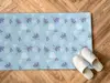 Covor antiderapant pentru hol si terasa din pvc, bleu cu model floral levănţică şi inimioare, linoleum antiderapant la rola de 100 cm lățime.