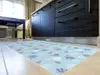 Covor antiderapant pentru hol si terasa din pvc, bleu cu model floral levănţică şi inimioare, linoleum antiderapant la rola de 100 cm lățime.