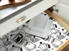 Folie protecţie sertare, model cafea arabica, din PVC antiderapant cu grosime de 1,5 mm, material impermeabil, rolă de 50x155 cm