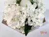 Decoraţiune cu flori artificiale albe şi lumânare led