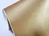 Autocolant auriu mat cu efect metalic Brushed, folie autoadezivă bubblefree, rolă de 152x250 cm, cu racletă pentru aplicare