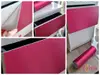 Autocolant magenta cu efect metalic Brushed, folie autoadezivă bubblefree, rolă de 152x300 cm, cu racletă pentru aplicare