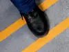 Bandă antialunecare autoadezivă cu granulație grosieră, culoare galbenă, ideală pentru scări și podele, rolă 5 cm x 5 m