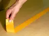 Bandă antialunecare autoadezivă cu granulație grosieră, culoare galbenă, ideală pentru scări și podele, rolă 5 cm x 5 m