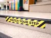 Set 2 Benzi Antiderapante pentru Scări „Watch Your Step” 61 × 15 cm Galben-Negru