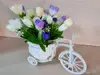 Bicicletă decorativă cu flori artificiale mov şi crem