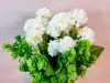 Buchet flori artificiale albe şi plante verzi, 30 cm înălţime