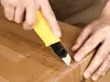 Cutter Deli DL003A cu lamă SK5 cu buton de blocare rotativ
