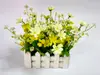 Decoraţiune cu flori artificiale galben pai, în cutie din lemn alb