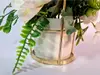 Aranjament flori artificiale alb în vas ceramic alb şi suport metalic auriu, 20 cm înălţime