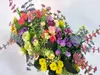 Aranjament flori artificiale multicolore, în cutie albă