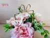 Aranjament flori artificiale roz în vas ceramic alb şi suport metalic auriu, 20 cm înălţime