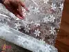 Folie geam autoadezivă, Folina Tina, sablare cu imprimeu flori albe, rolă de 90x300cm, racletă pentru aplicare inclusă