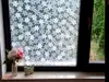Folie geam autoadezivă, Folina Tina, sablare cu imprimeu flori albe, 90 cm latime