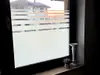 Folie geam autoadezivă sablare albă, PET transparent cu dungi decorative – lățime 60 cm, vânzare la metru liniar