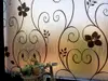 Folie geam autoadezivă, Folina Doris, sablare cu imprimeu floral negru, lățime 90 cm