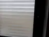 Folie geam autoadezivă Jaluzele, Folina, sablare cu dungi verticale albe, 90 cm lăţime