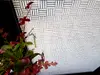 Folie geam autoadezivă Arlo, cu model geometric alb pe fundal transparent, rolă de 75x300 cm
