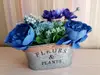 Jardinieră cu aranjament flori albastre