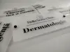 Plăcuță personalizată model din acril mat cu print UV pentru birouri, spații comerciale, firme și instituții, distanțiere incluse