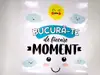 Sticker cu mesaj 'Bucură-te de fiecare moment', decorațiune pentru școli și grădinițe sau camera copiilor, 100x100 cm, racletă de aplicare inclusă