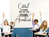 Sticker cu mesaj 'Cititul te poartă spre cele mai mari aventuri', decorațiune pentru școli și grădinițe, 99x110 cm, racletă de aplicare inclusă