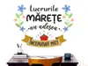 Sticker cu mesaj 'Lucrurile mărețe au adesea începuturi mici', decorațiune pentru școli și gradinițe sau camera copiilor, 80x120 cm, racletă de aplicare inclusă