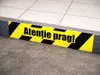 Sticker antiderapant podea „Atenție la prag” 100×30 cm – autocolant avertizare și marcaj podea