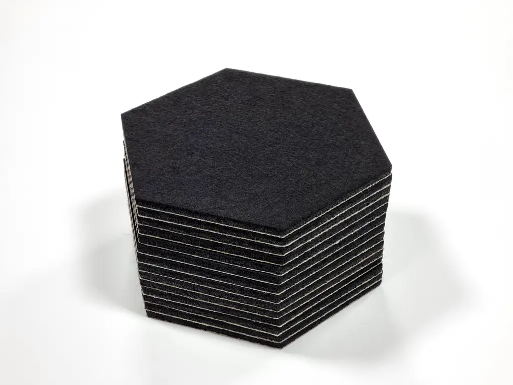 Set de Hexagoane din Pâslă Adezivă pentru Perete – Decor Modern și Versatil