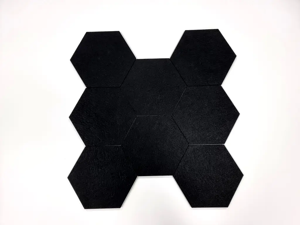 Set de Hexagoane din Pâslă Adezivă pentru Perete – Decor Modern și Versatil
