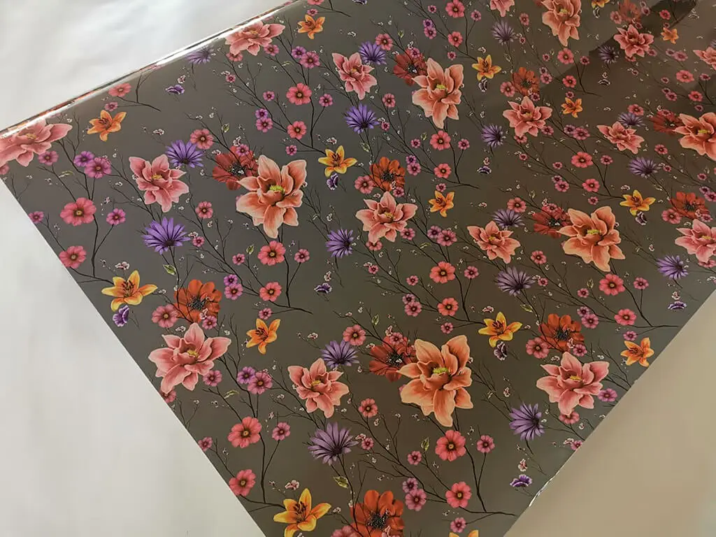 Autocolant mobilă decorativ, Folina, gri cu model floral multicolor,100 cm lățime