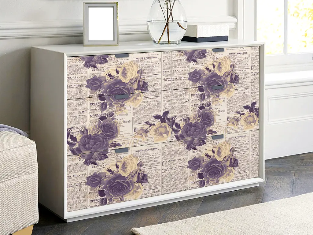 Autocolant mobilă decorativ, model ziar cu flori violet, 100 cm lățime