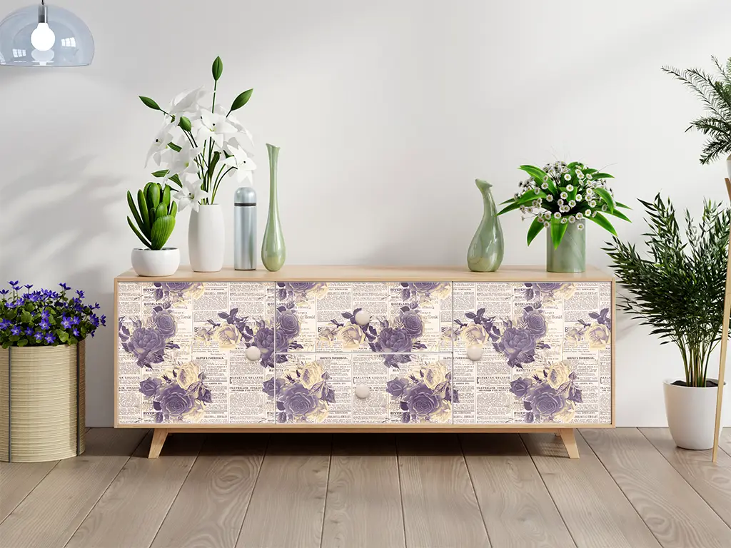 Autocolant mobilă decorativ, model ziar cu flori violet, 100 cm lățime