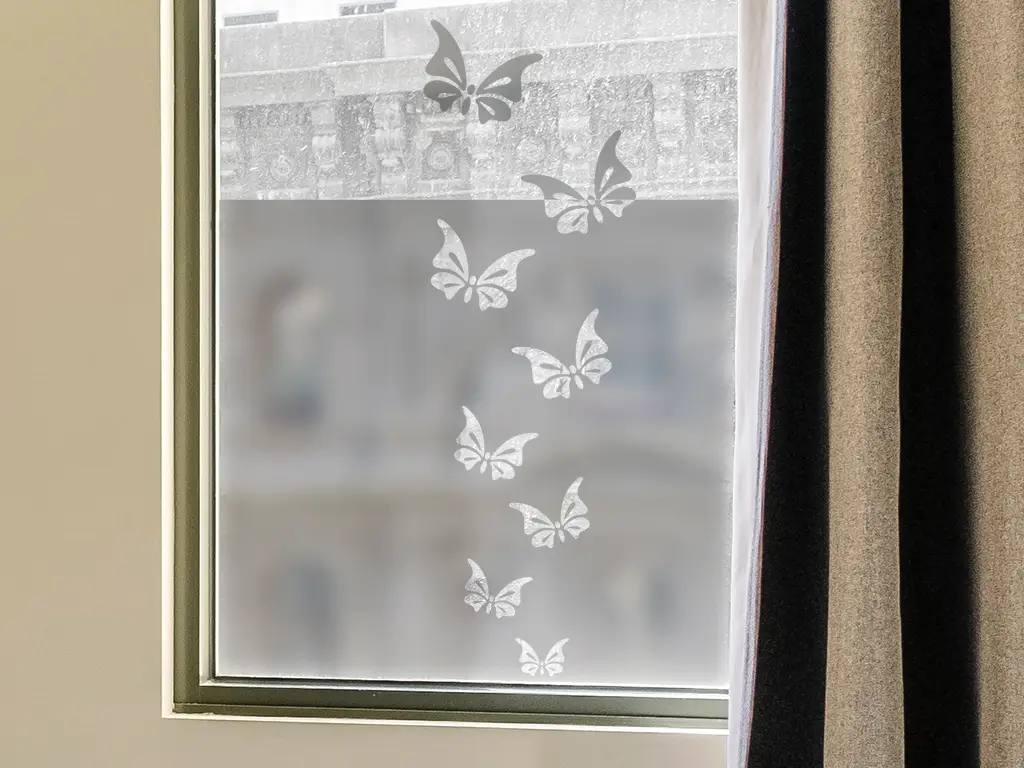 Folie geam autoadezivă Fluturi, cu model decupat, rolă de 61x70 cm, racletă inclusă 