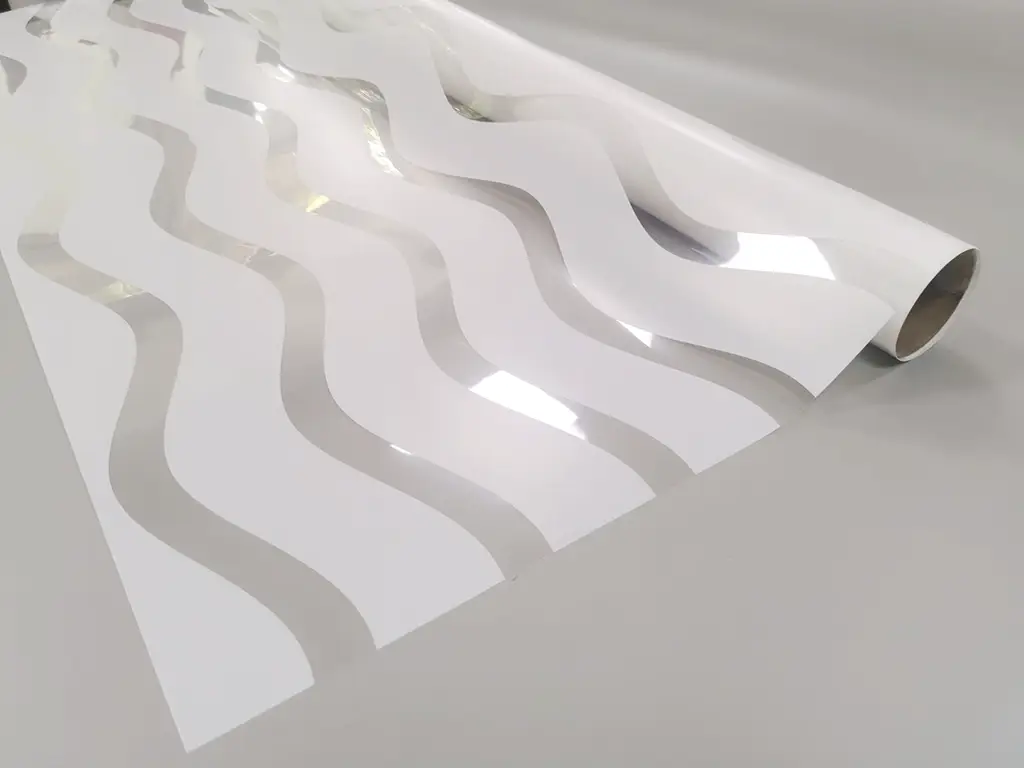 Folie geam autoadezivă, Folina Merida, transparentă cu dungi şerpuite albe orizontale, 120 cm lăţime