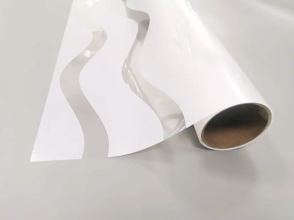 Folie geam autoadezivă, Folina Merida, transparentă cu dungi şerpuite albe orizontale, 120 cm lăţime