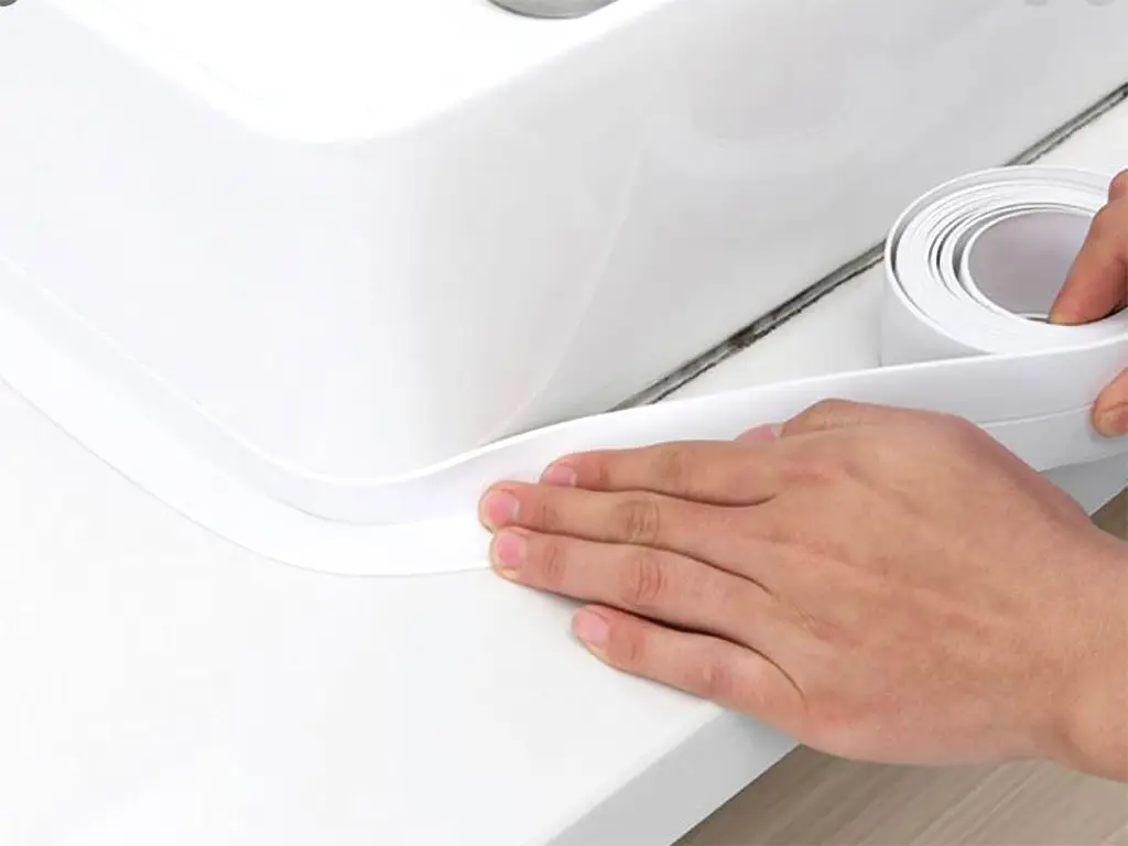 Bandă etanşare autoadezivă albă, Folina ETF12, rolă de 6 cm x 3,2 m, racletă de aplicare inclusă