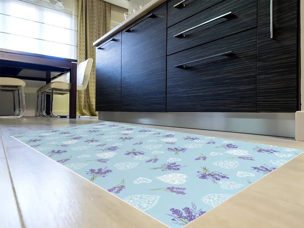 Covor antiderapant pentru hol si terasa din pvc, bleu cu model floral levănţică şi inimioare, linoleum antiderapant la rola de 100 cm lățime.