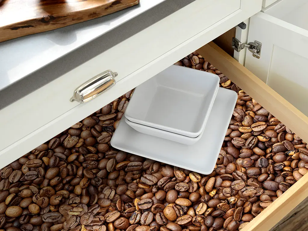 Folie protecţie sertare, model boabe de cafea, din PVC antiderapant cu grosime de 1,5 mm, material impermeabil, rolă de 50x155 cm