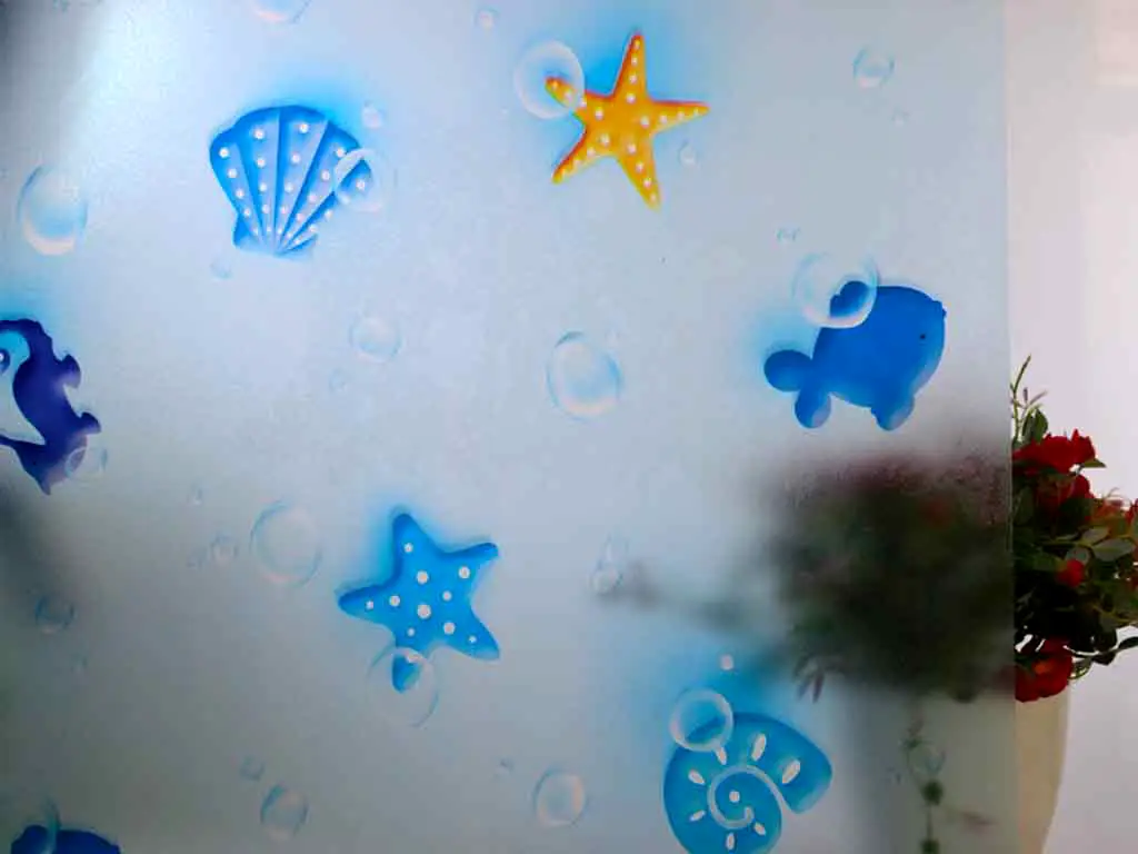 Folie cabină duş, MagicFix, sablare albastră cu imprimeu scoici colorate, autoadezivă, rolă de 92x130 cm