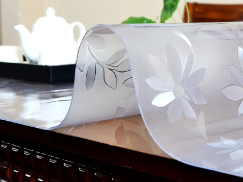 Folie de protecție transparentă, model floral embosat, aspect mat, 2 mm grosime, pentru mobilă, pardoseli, diverse suprafețe, 140x180 cm