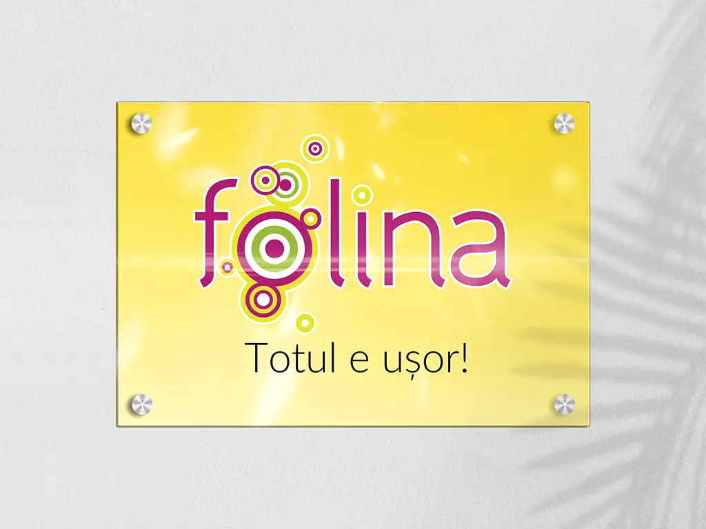 Plăcuță indicatoare personalizată cu nume sau logo, distanțiere incluse