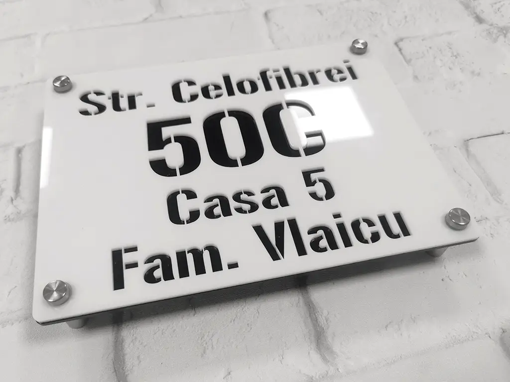 Plăcuţă 3D cu număr și/sau adresă casă, din plexi alb și negru, cu text personalizat