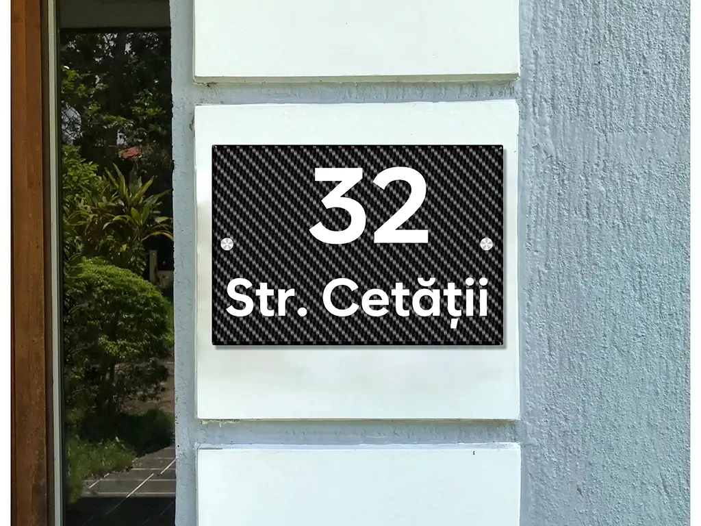 Placuță adresă sau logo model carbon 3D, pe suport de plexiglass cu text personalizat din vinil