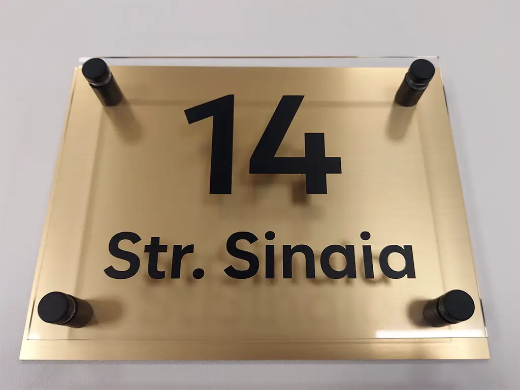 Plăcuţă 3D cu număr și/sau adresă casă, din bond și plexiglass transparent, cu text personalizat