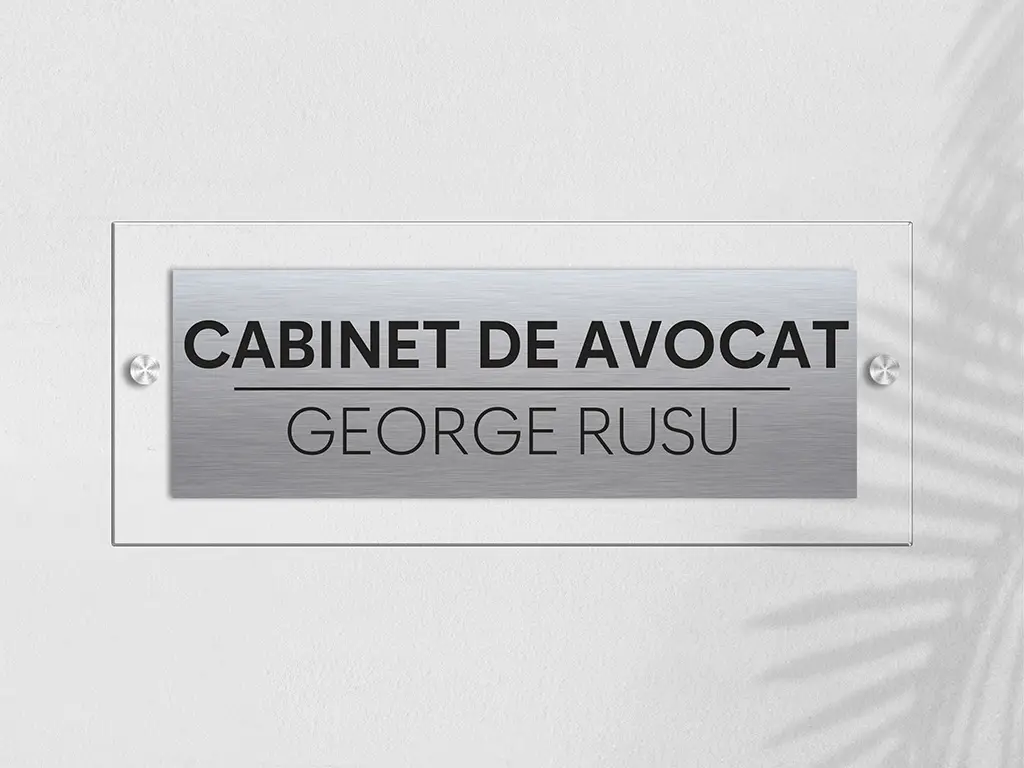 Plăcuță personalizată din bond gravat pe suport din plexiglass, cu text personalizat