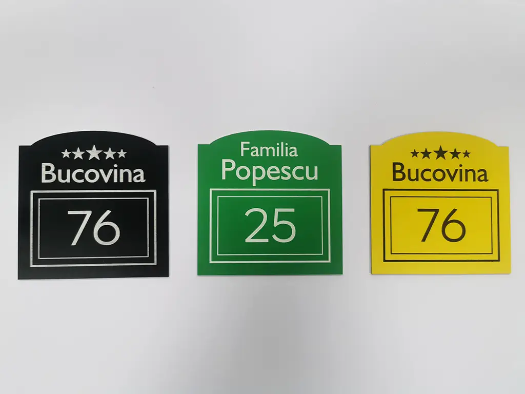 Plăcuță număr model Primo, din acril colorat, cu text personalizat