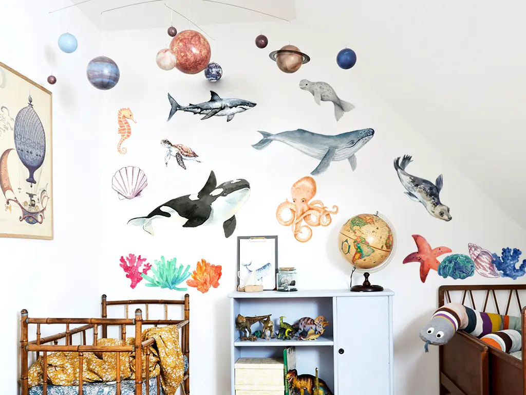 Set 23 stickere Waterworld, decoraţiune cu pești colorați și corali pentru camera copiilor, planșă de 120x120 cm, racletă de aplicare inclusă.