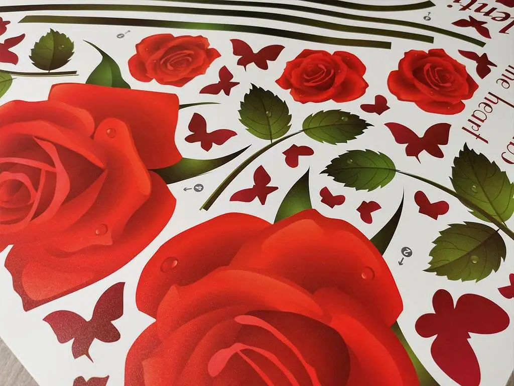 Stickere flori, Folina, trandafiri roşii, decor cu flori şi fluturi