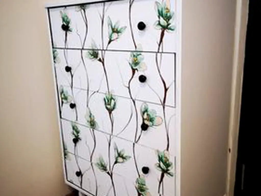 Autocolant mobilă decorativ, Folina, alb cu model floral verde, 100 cm lăţime